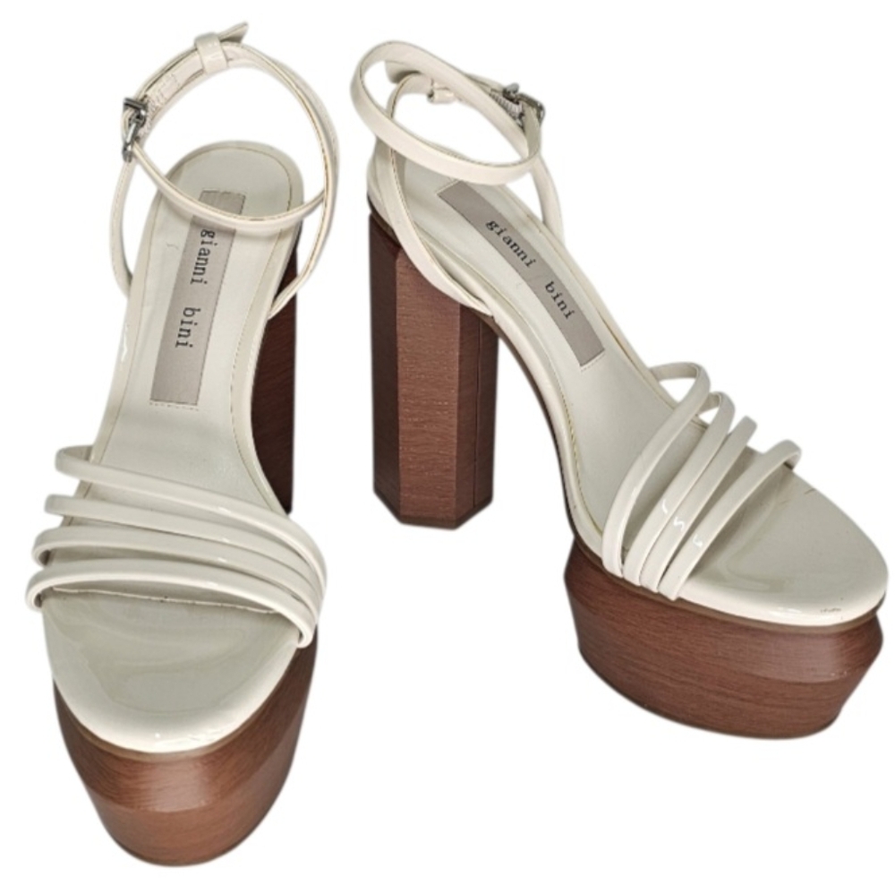 NWT. Gianni Bini Parrish Platform Sandals Ankle Strap. Size 6. White. Wood Block